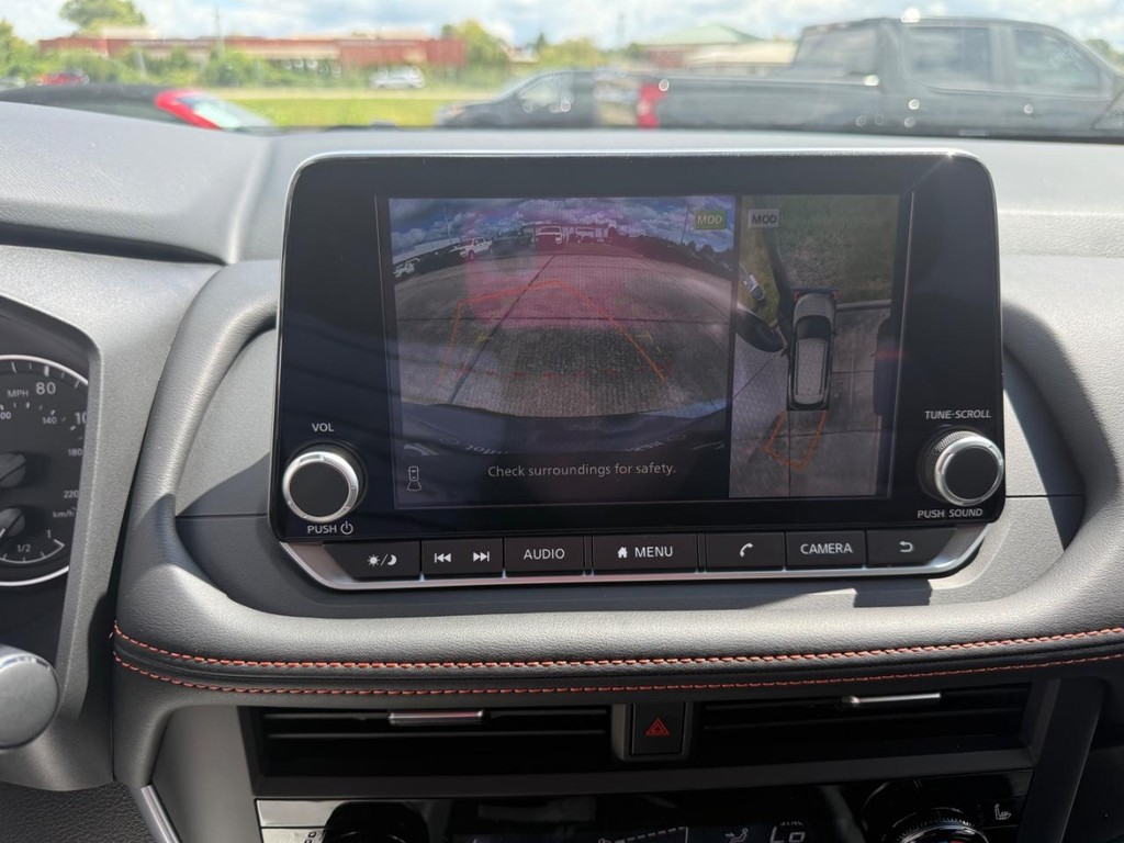 Nissan Rogue Vehicle Full-screen Gallery Image 05