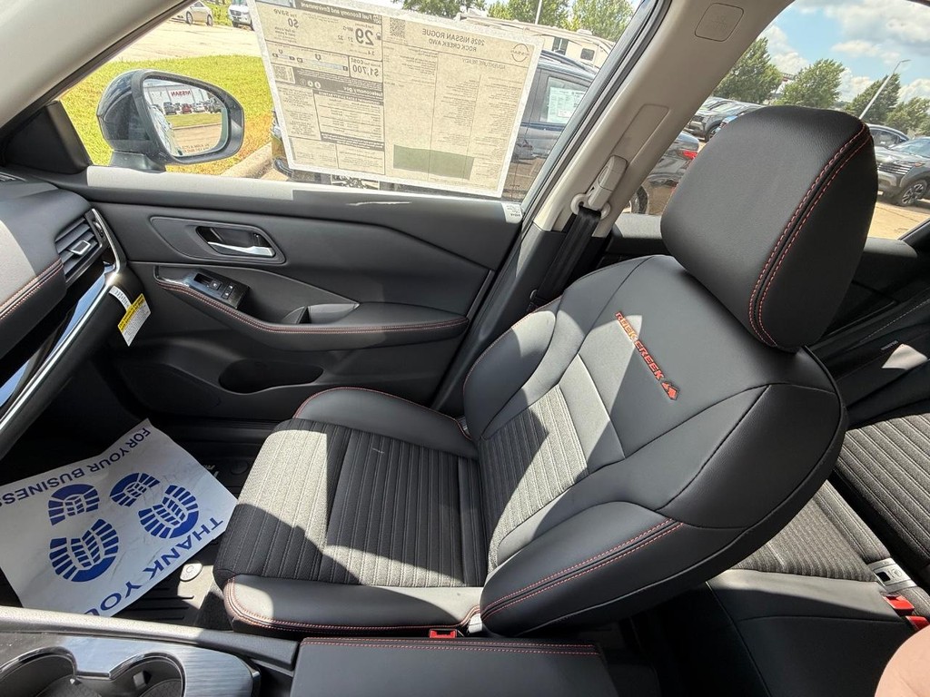 Nissan Rogue Vehicle Full-screen Gallery Image 06