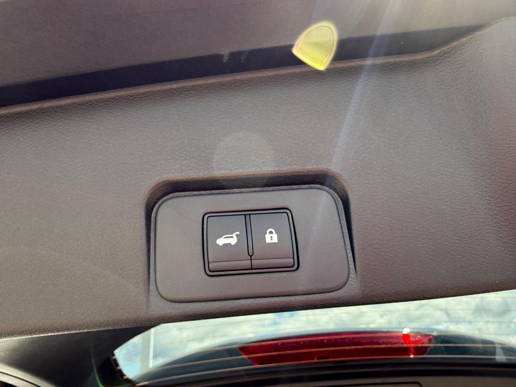 Nissan Rogue Vehicle Full-screen Gallery Image 09