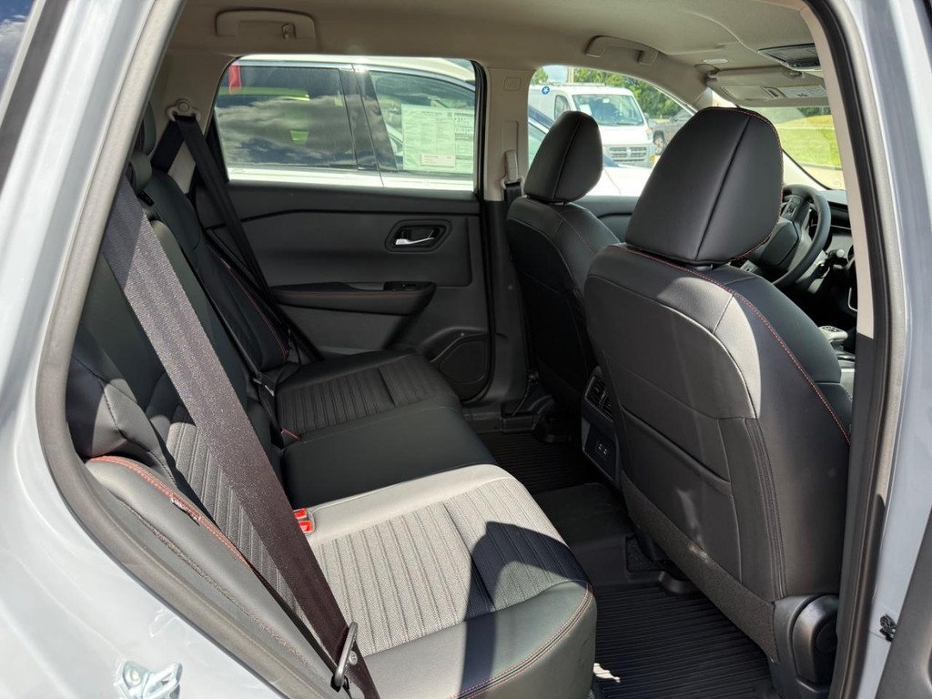 Nissan Rogue Vehicle Full-screen Gallery Image 11