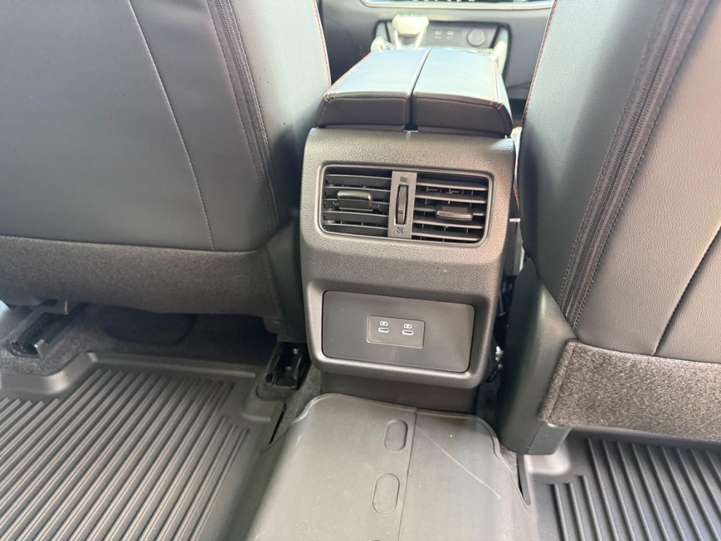 Nissan Rogue Vehicle Full-screen Gallery Image 12