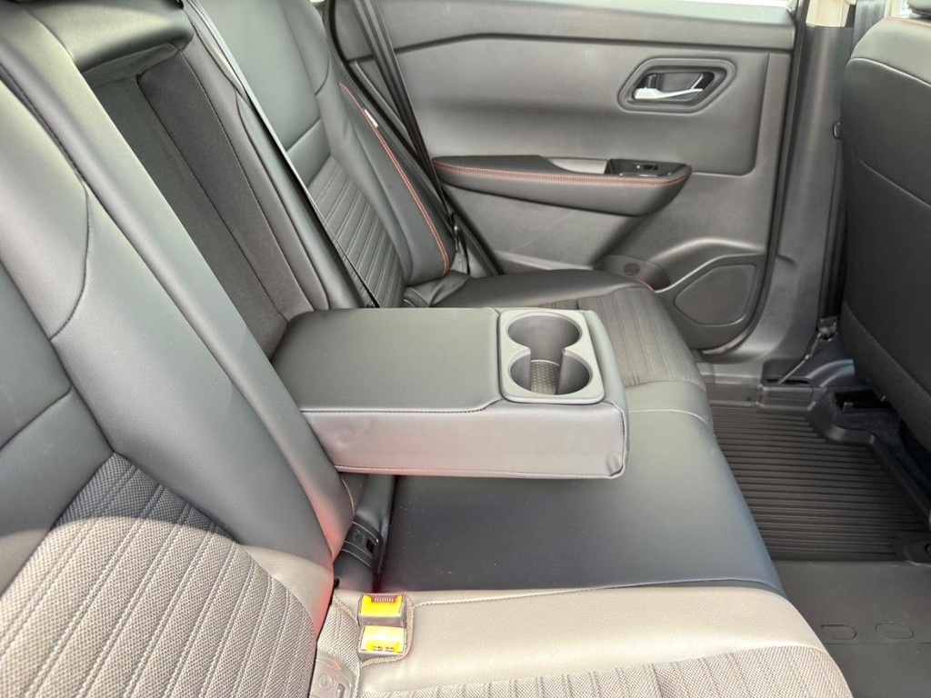 Nissan Rogue Vehicle Full-screen Gallery Image 13