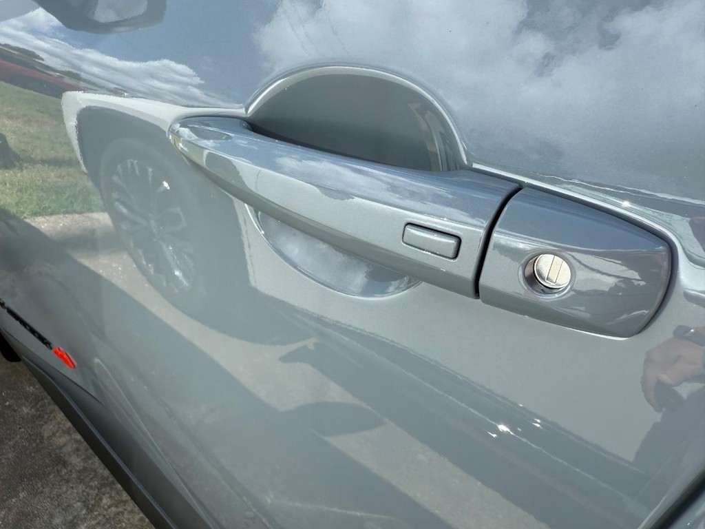 Nissan Rogue Vehicle Full-screen Gallery Image 14