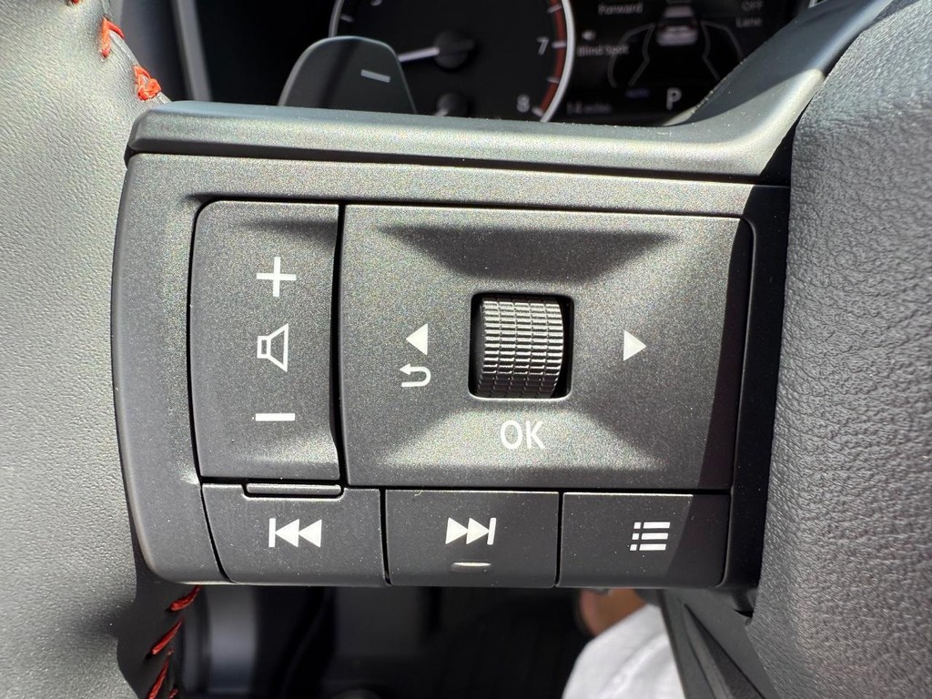 Nissan Rogue Vehicle Full-screen Gallery Image 17