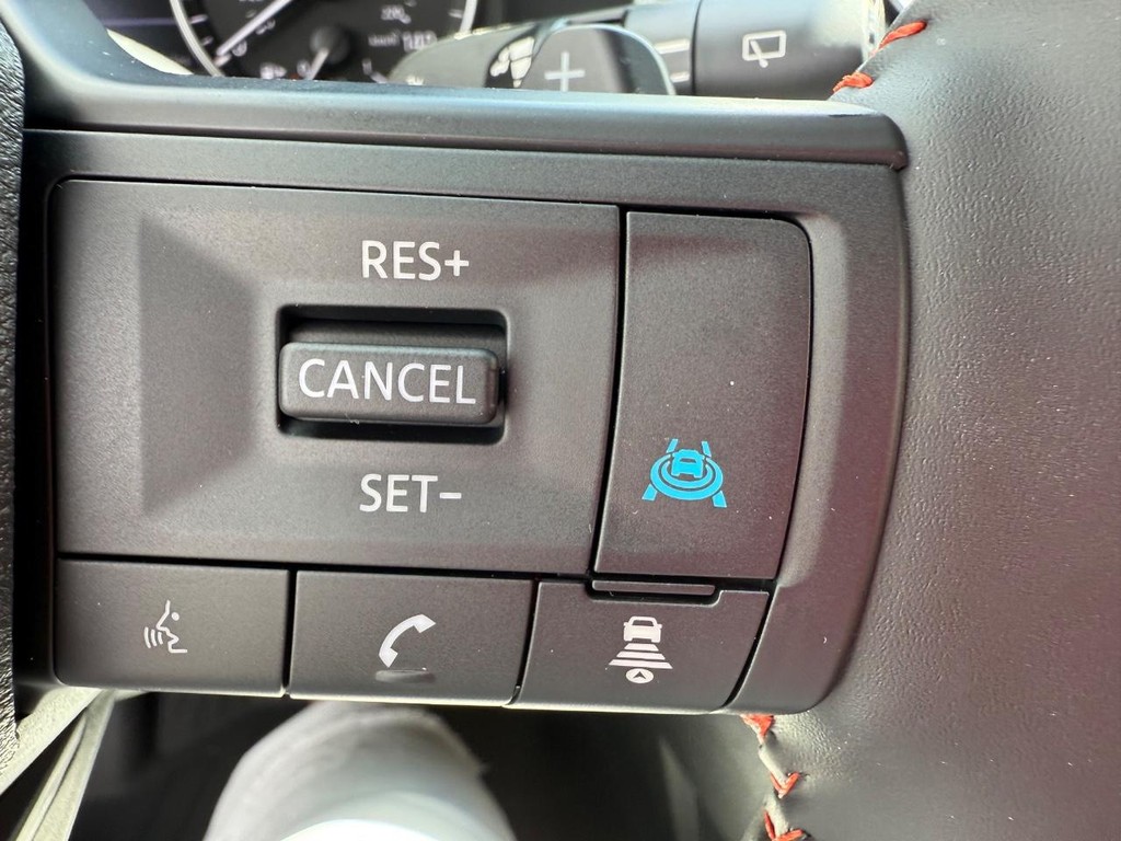 Nissan Rogue Vehicle Full-screen Gallery Image 18