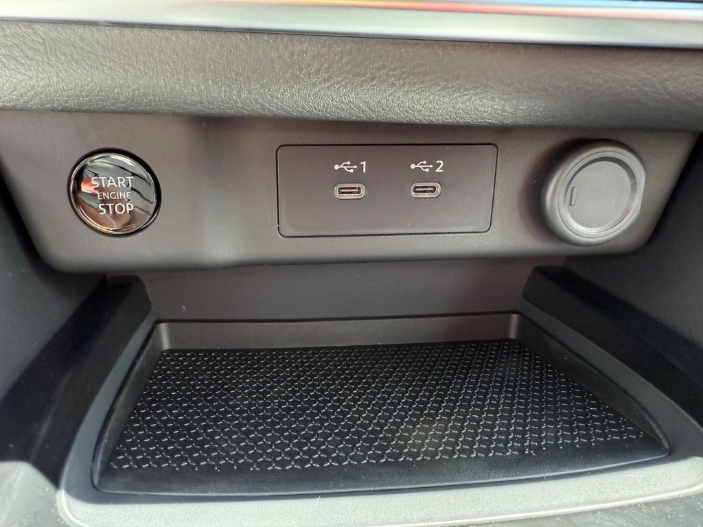 Nissan Rogue Vehicle Full-screen Gallery Image 19