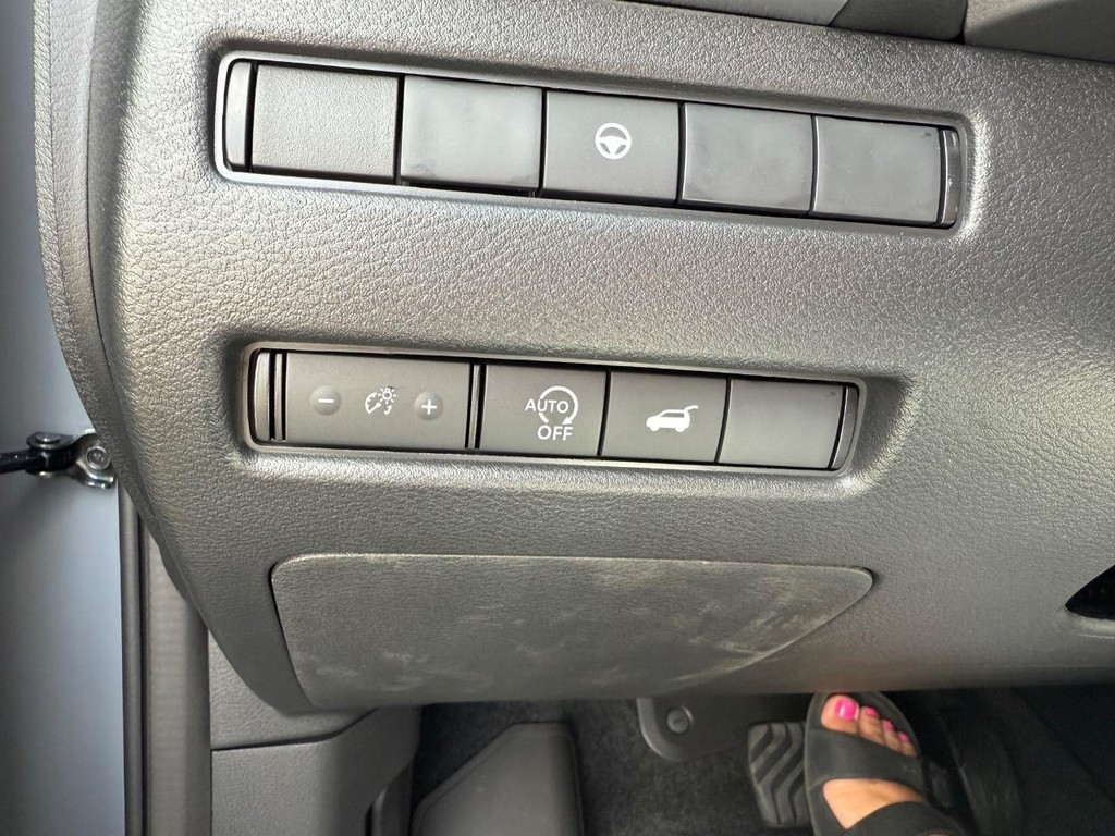 Nissan Rogue Vehicle Full-screen Gallery Image 21