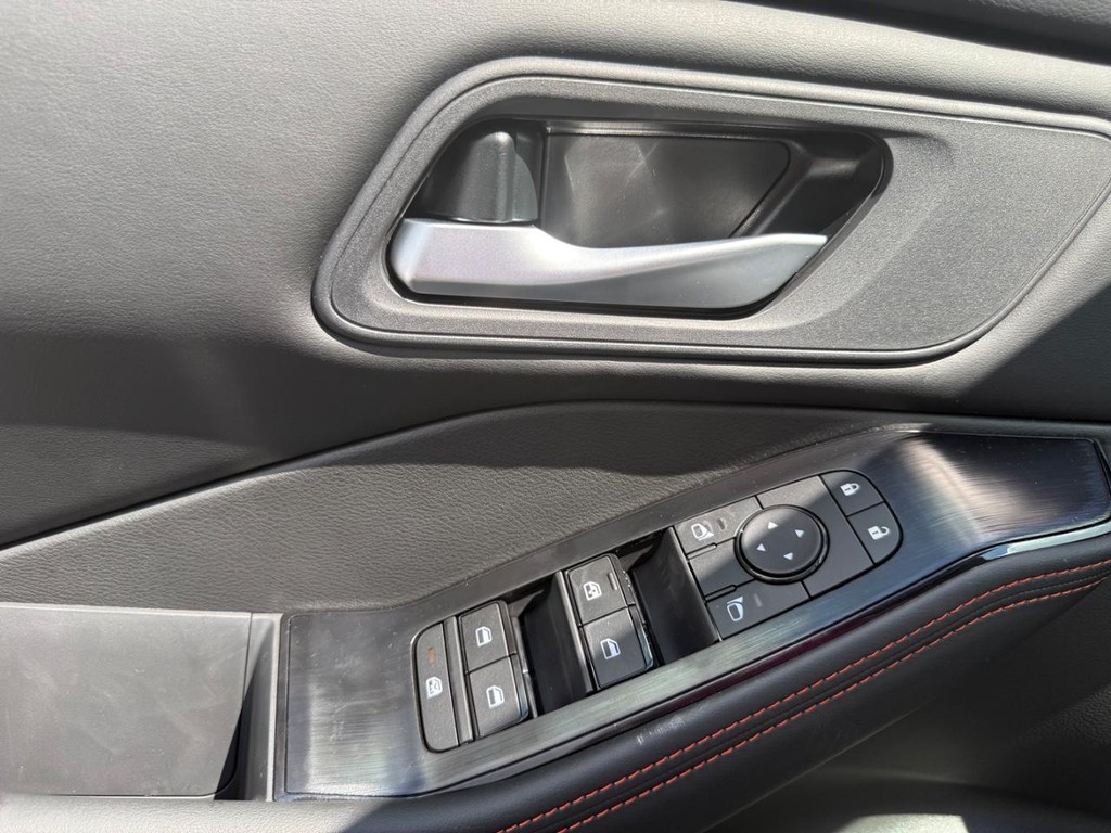 Nissan Rogue Vehicle Full-screen Gallery Image 22