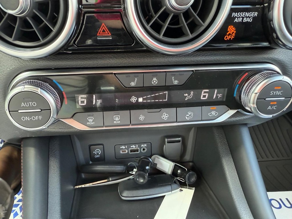 Nissan Sentra Vehicle Full-screen Gallery Image 03