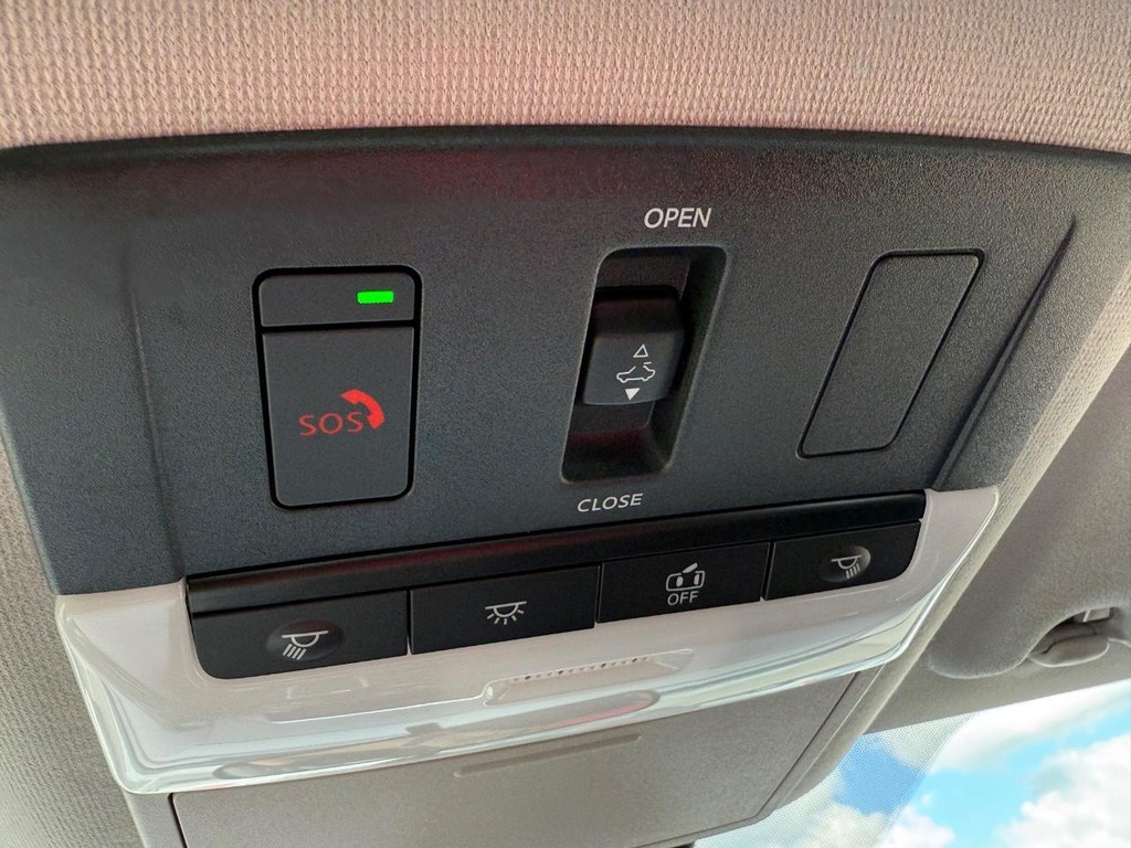 Nissan Sentra Vehicle Full-screen Gallery Image 04