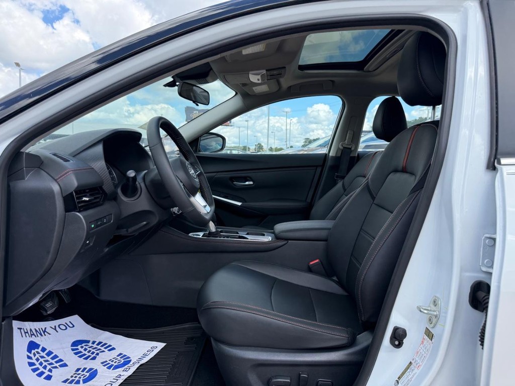 Nissan Sentra Vehicle Full-screen Gallery Image 05