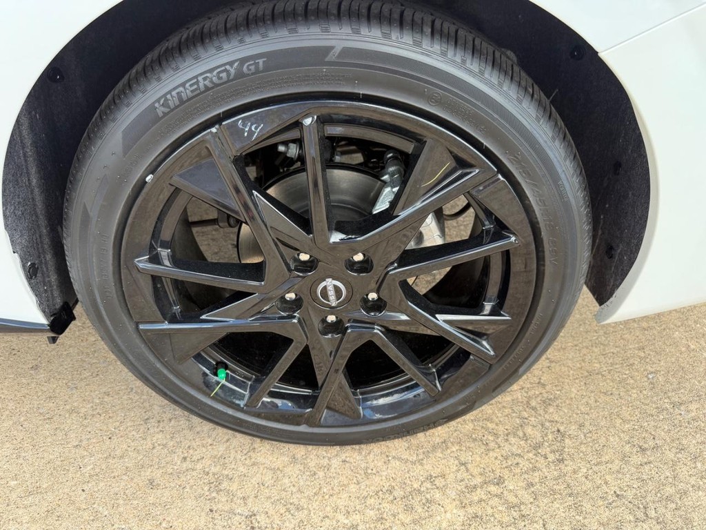 Nissan Sentra Vehicle Full-screen Gallery Image 06