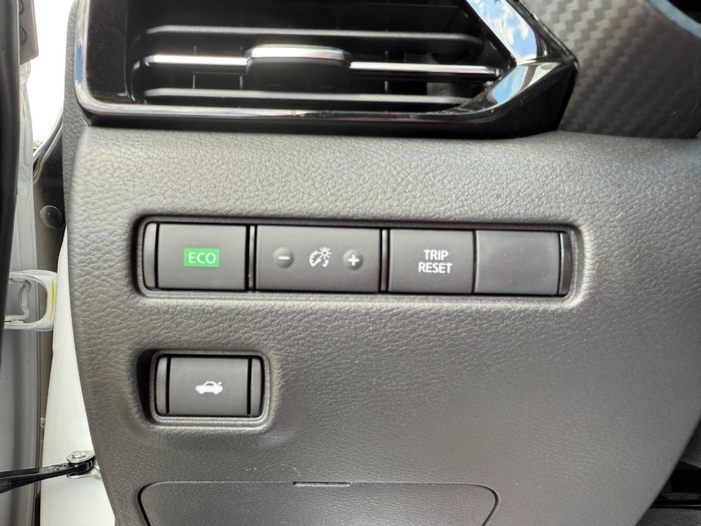 Nissan Sentra Vehicle Full-screen Gallery Image 08