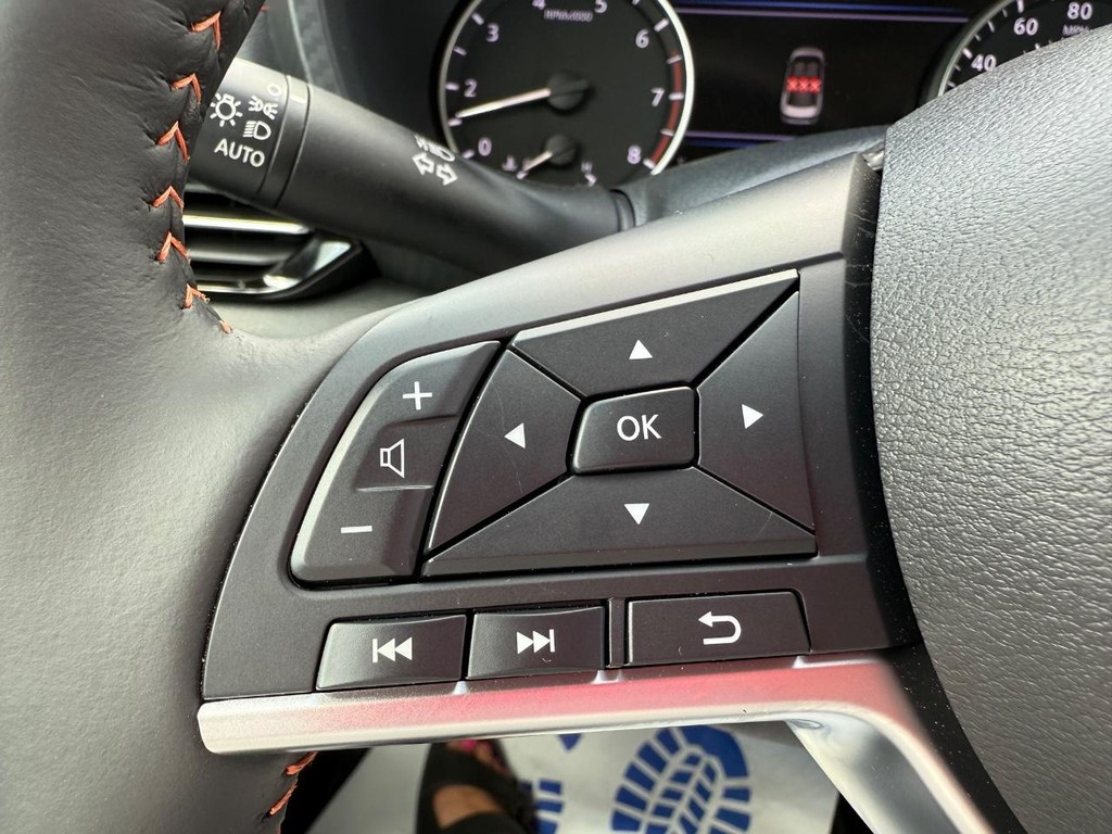 Nissan Sentra Vehicle Full-screen Gallery Image 11