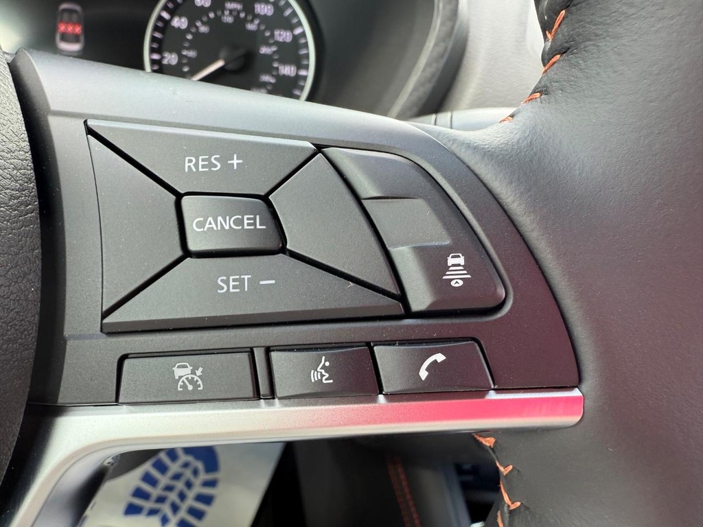 Nissan Sentra Vehicle Full-screen Gallery Image 12