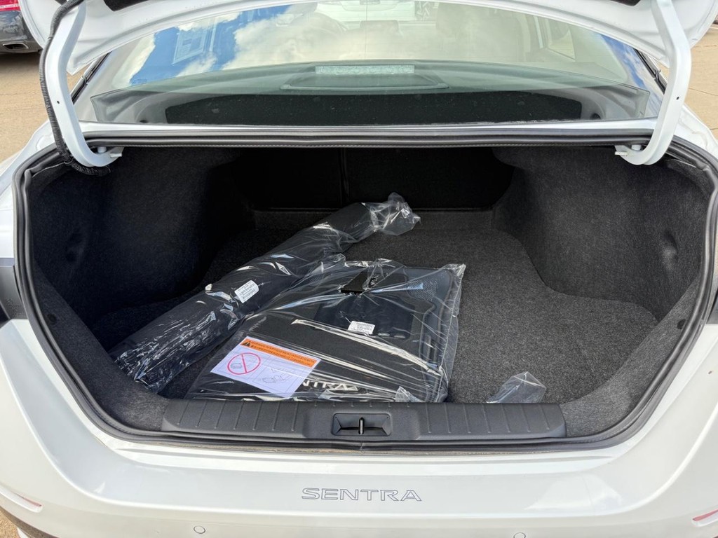 Nissan Sentra Vehicle Full-screen Gallery Image 18