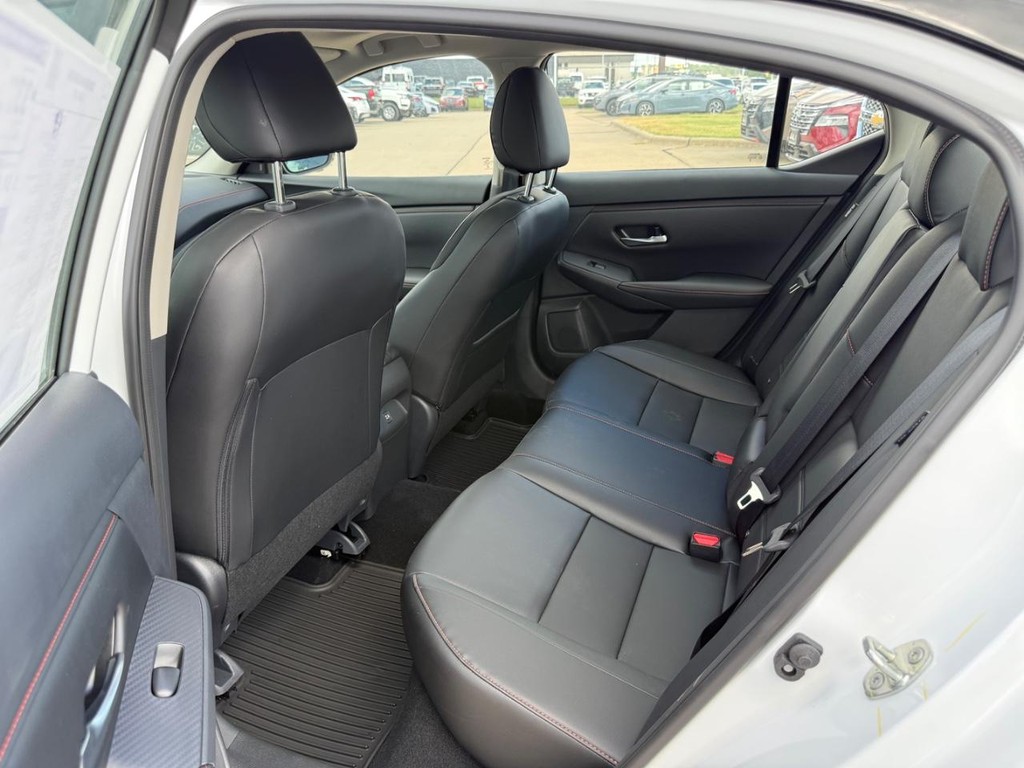 Nissan Sentra Vehicle Full-screen Gallery Image 19