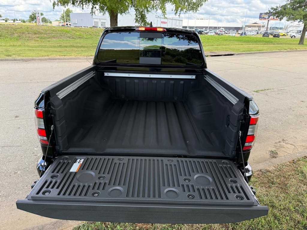 Nissan Frontier Vehicle Full-screen Gallery Image 02