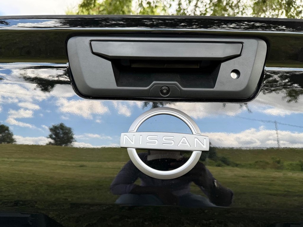 Nissan Frontier Vehicle Full-screen Gallery Image 03
