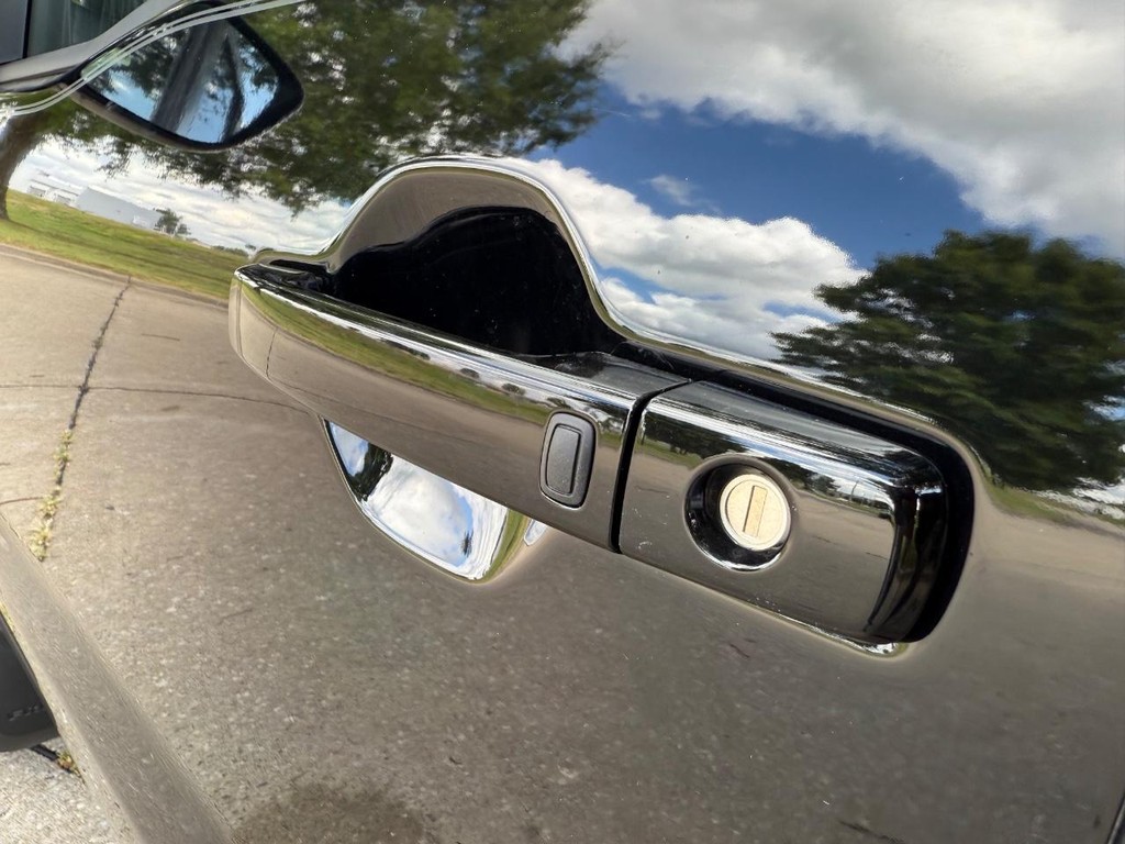 Nissan Frontier Vehicle Full-screen Gallery Image 04