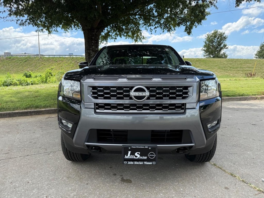 Nissan Frontier Vehicle Full-screen Gallery Image 05