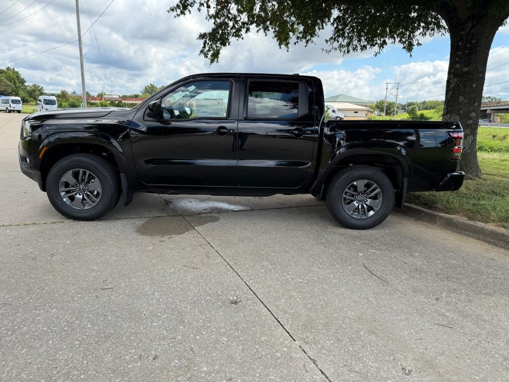 Nissan Frontier Vehicle Full-screen Gallery Image 07