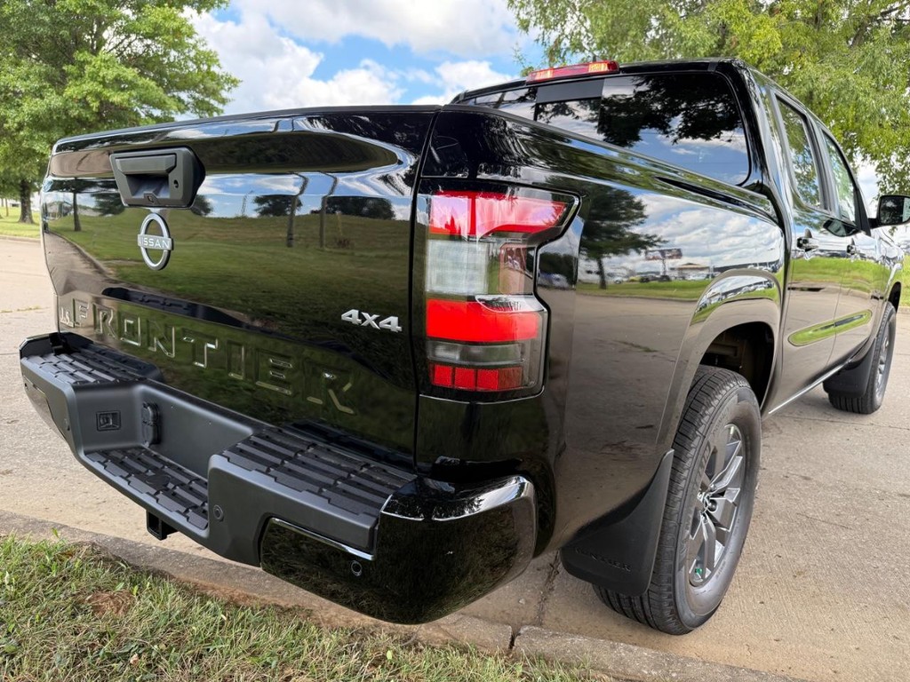 Nissan Frontier Vehicle Full-screen Gallery Image 08