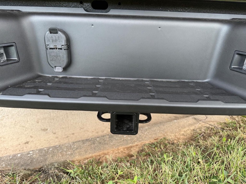 Nissan Frontier Vehicle Full-screen Gallery Image 10