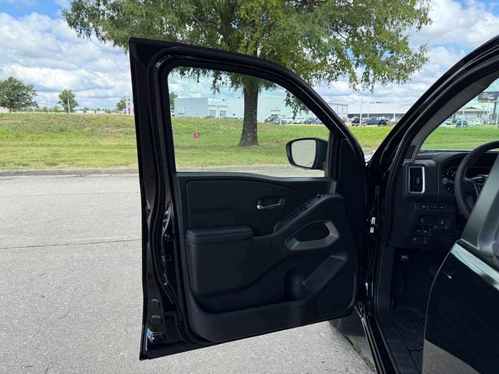 Nissan Frontier Vehicle Full-screen Gallery Image 11