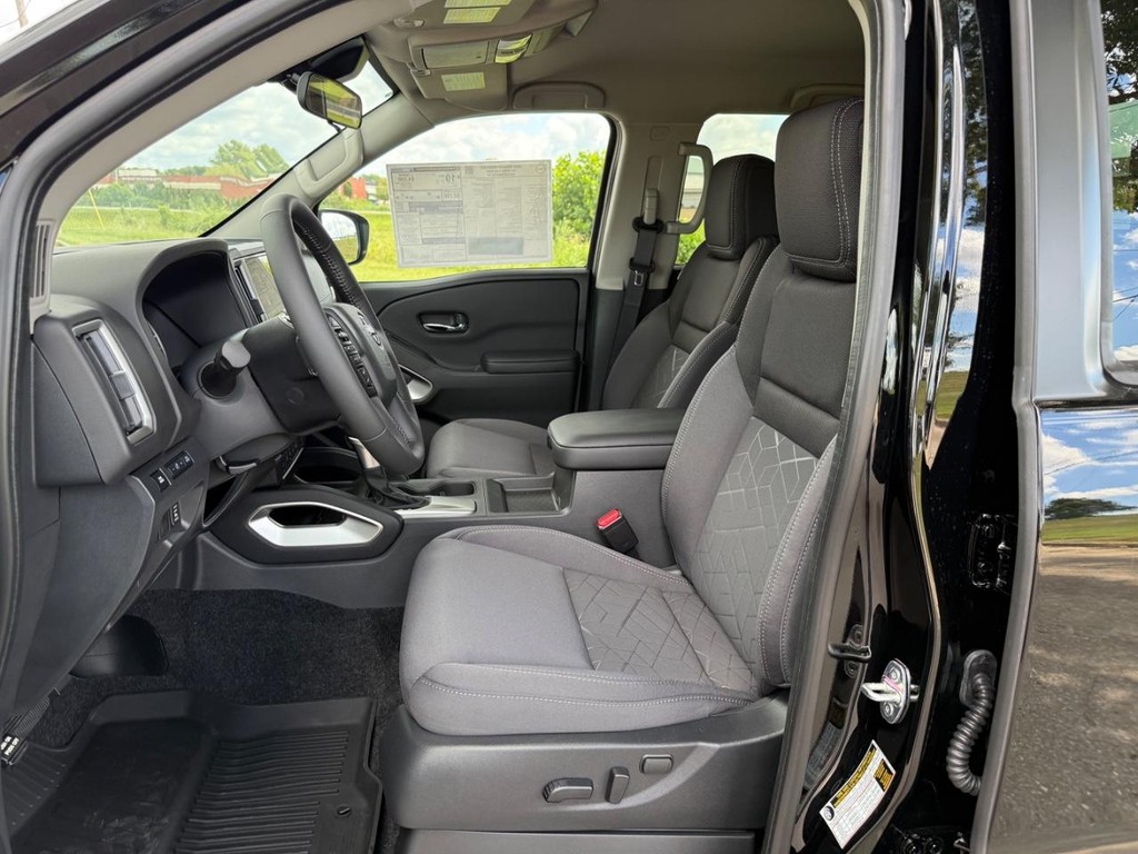 Nissan Frontier Vehicle Full-screen Gallery Image 12