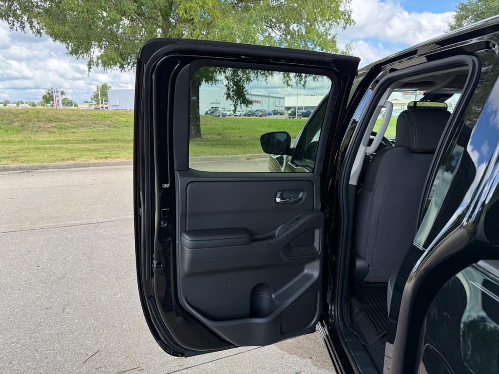 Nissan Frontier Vehicle Full-screen Gallery Image 13