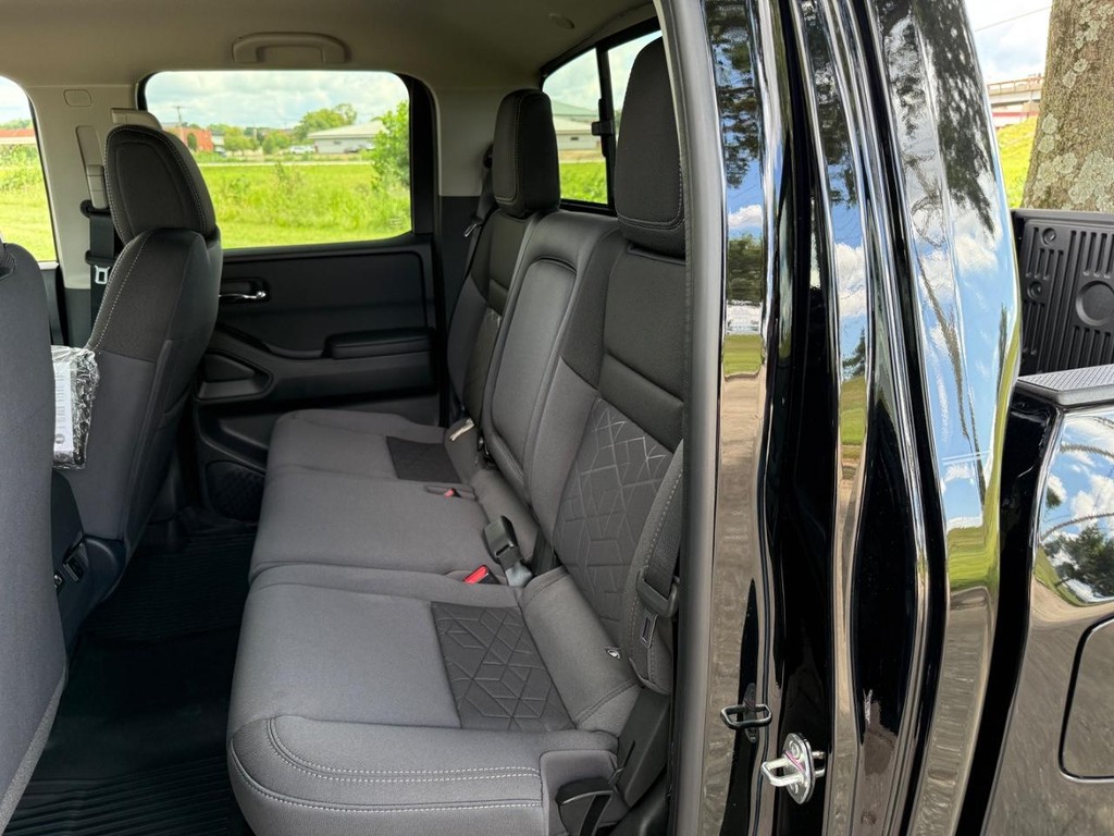 Nissan Frontier Vehicle Full-screen Gallery Image 14