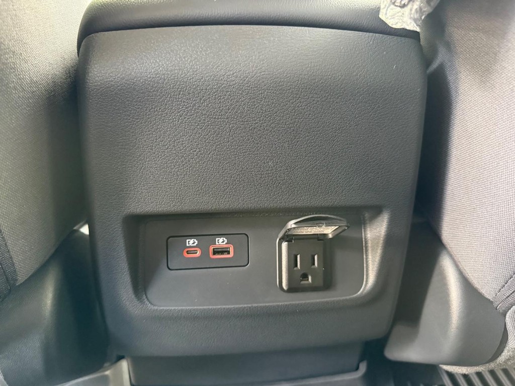 Nissan Frontier Vehicle Full-screen Gallery Image 15