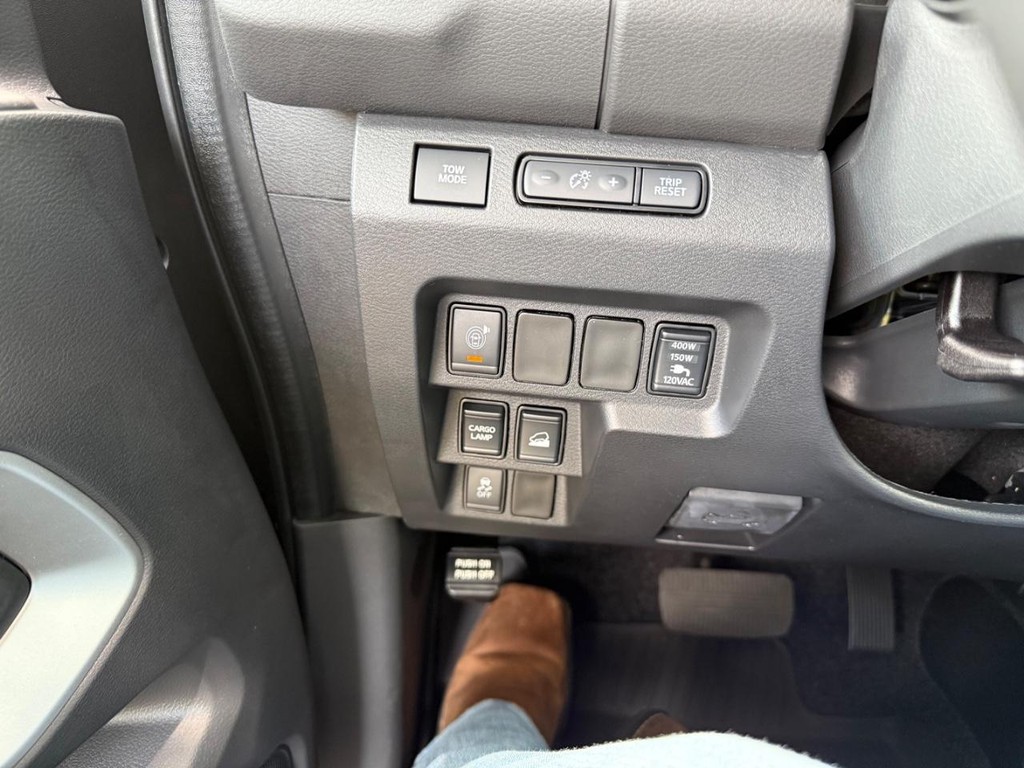 Nissan Frontier Vehicle Full-screen Gallery Image 16