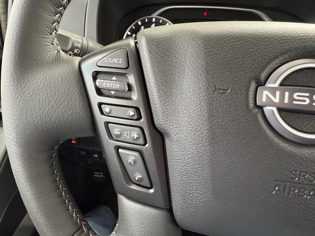 Nissan Frontier Vehicle Full-screen Gallery Image 18