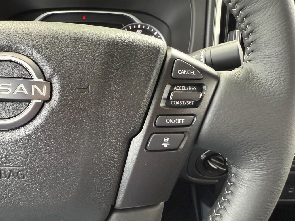 Nissan Frontier Vehicle Full-screen Gallery Image 19