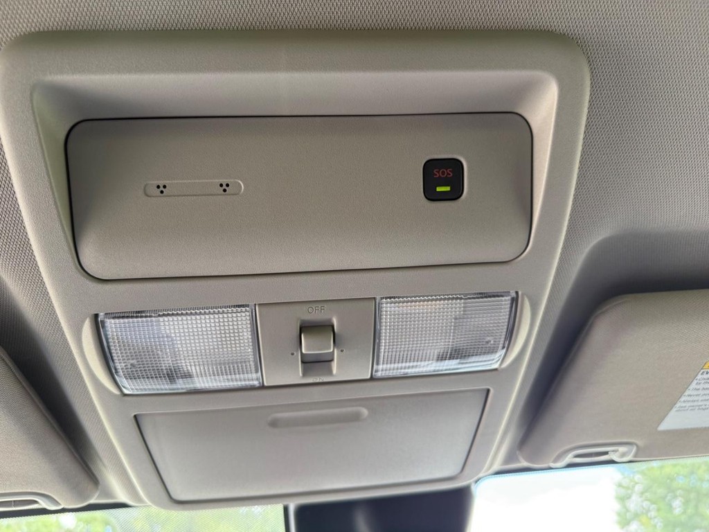 Nissan Frontier Vehicle Full-screen Gallery Image 25