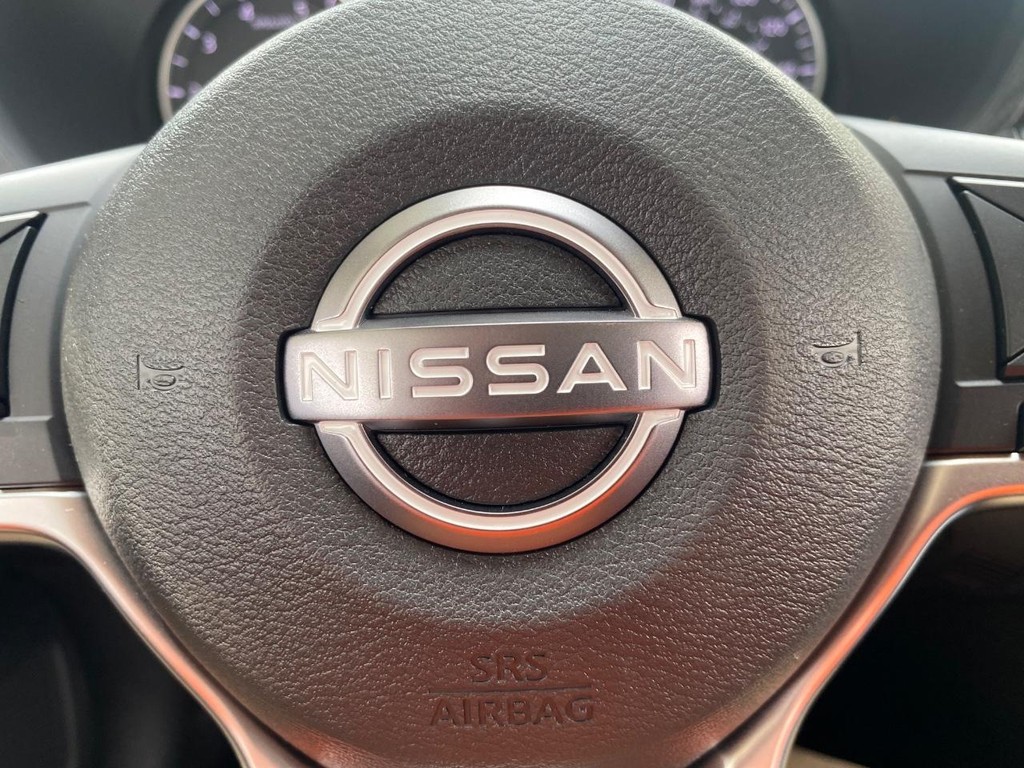 Nissan Sentra Vehicle Full-screen Gallery Image 02