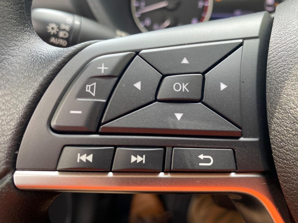 Nissan Sentra Vehicle Full-screen Gallery Image 03