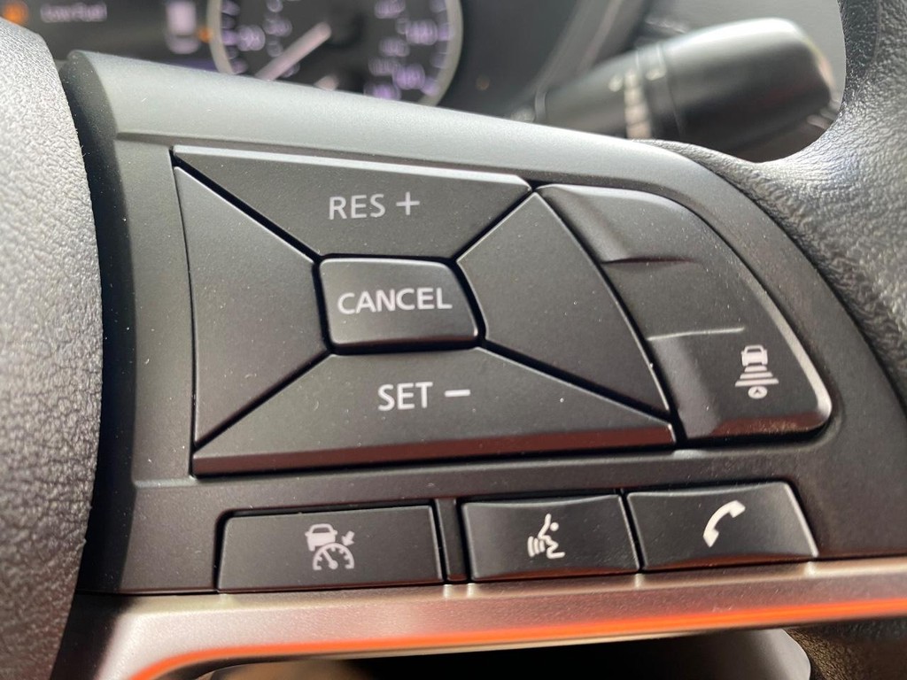 Nissan Sentra Vehicle Full-screen Gallery Image 04