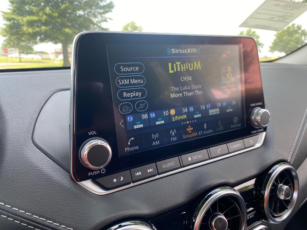 Nissan Sentra Vehicle Full-screen Gallery Image 06