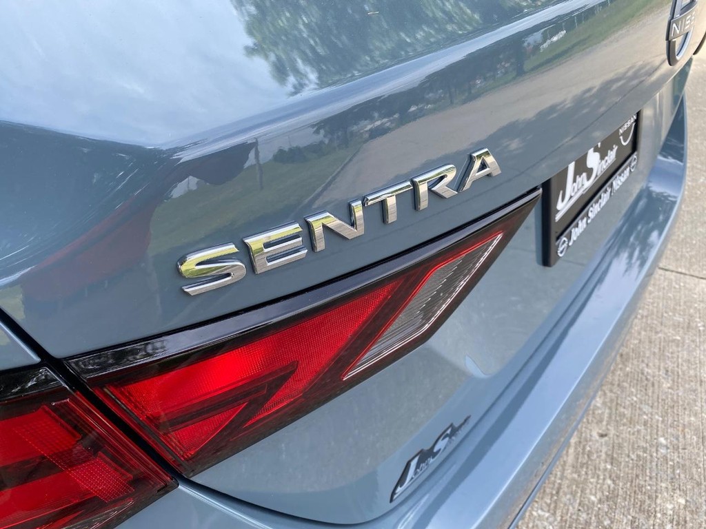 Nissan Sentra Vehicle Full-screen Gallery Image 07