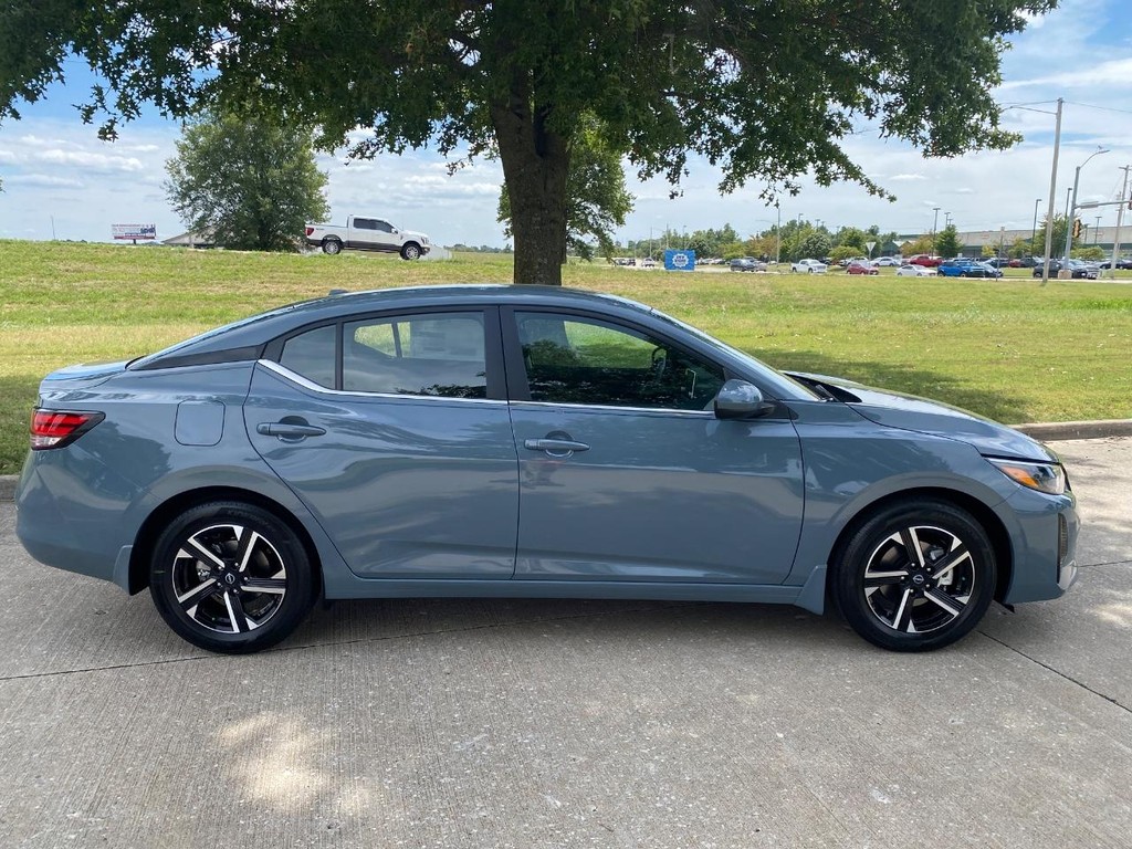 Nissan Sentra Vehicle Full-screen Gallery Image 08