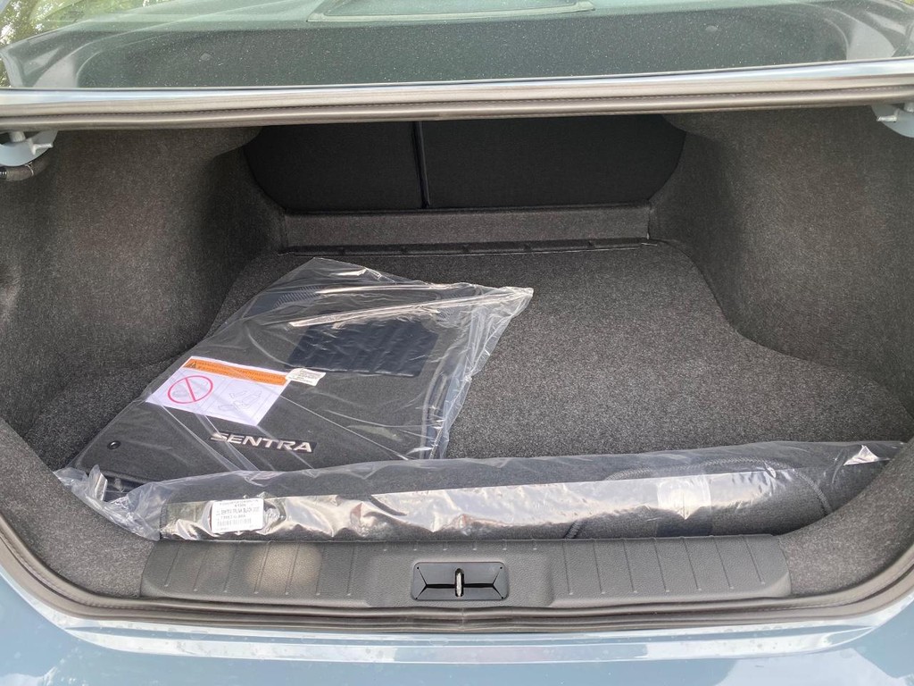 Nissan Sentra Vehicle Full-screen Gallery Image 09