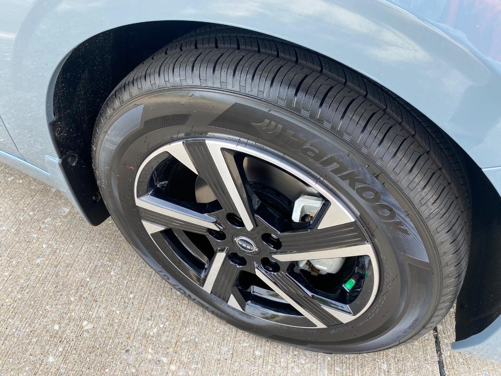 Nissan Sentra Vehicle Full-screen Gallery Image 10