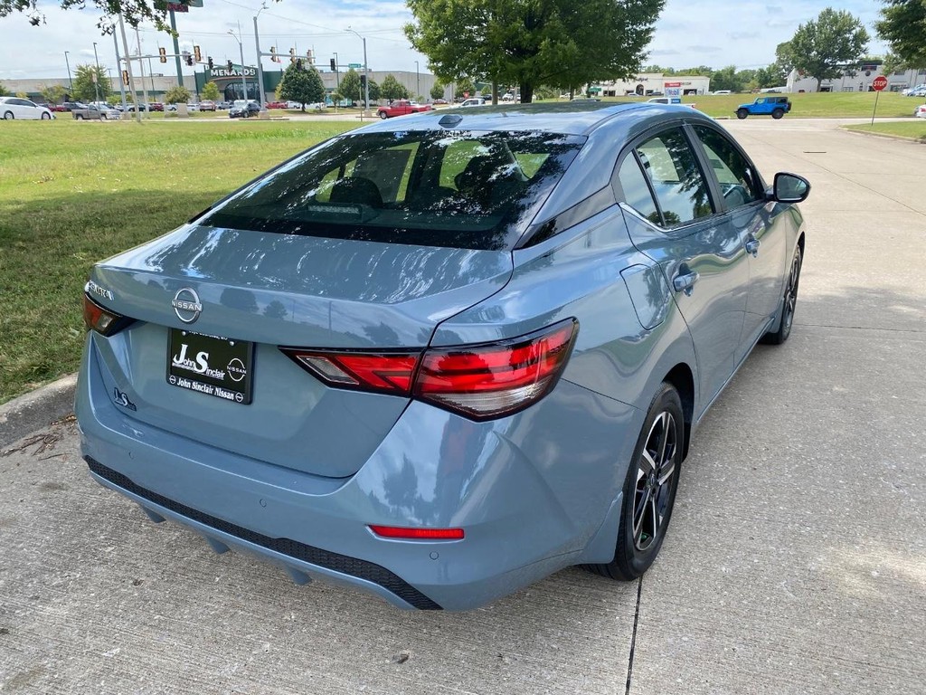 Nissan Sentra Vehicle Full-screen Gallery Image 11