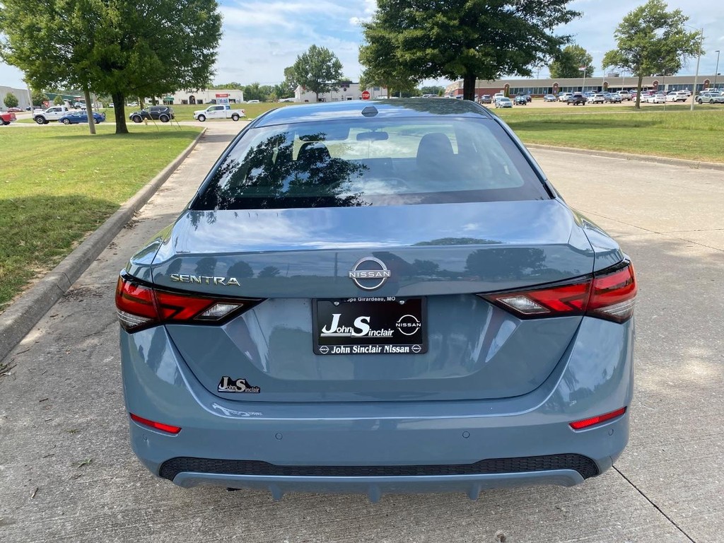 Nissan Sentra Vehicle Full-screen Gallery Image 12