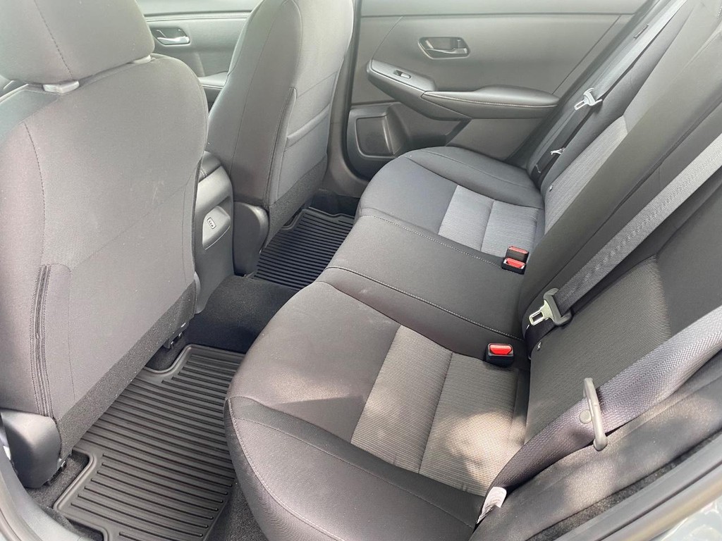 Nissan Sentra Vehicle Full-screen Gallery Image 15