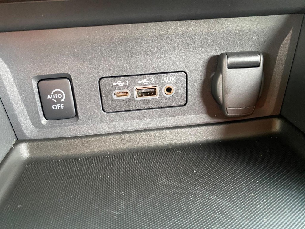 Nissan Sentra Vehicle Full-screen Gallery Image 18