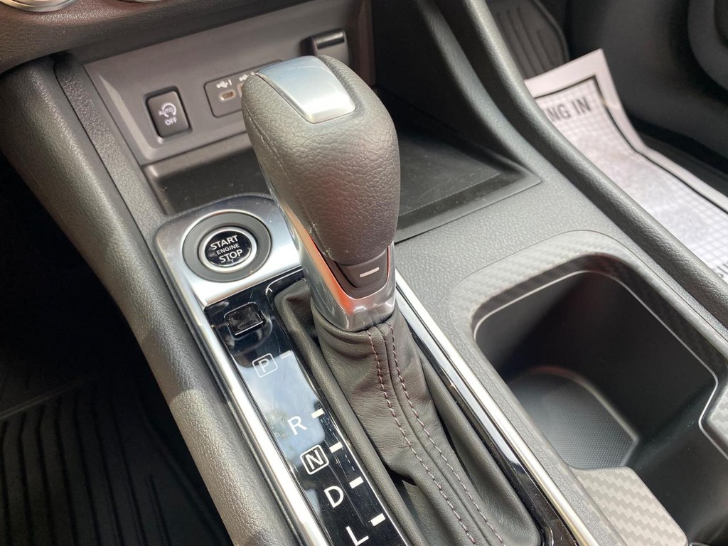 Nissan Sentra Vehicle Full-screen Gallery Image 02